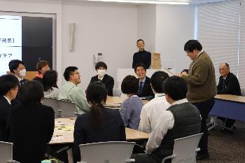 職員の発表を聞く市長
