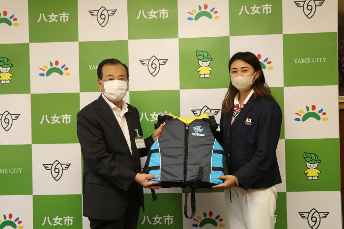 桐明選手から記念品と、市内で行われるカヌー教室用のライフジャケットを寄贈いただきました