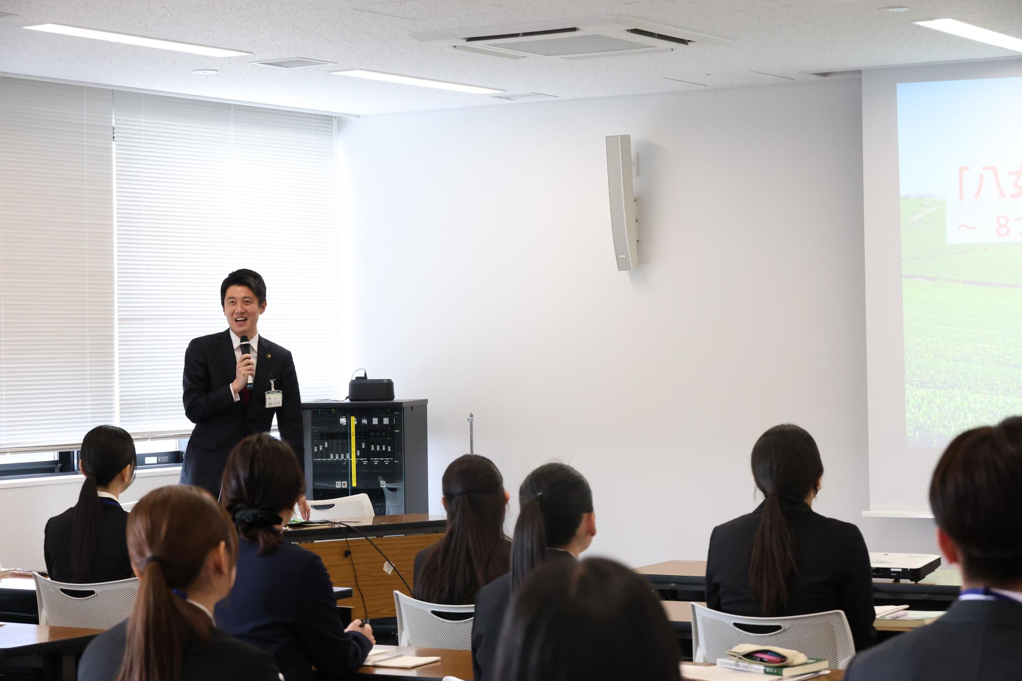 新規採用職員に市長講話を行う市長