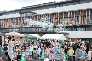 ナイトマルシェでのシャボン玉イベントの様子