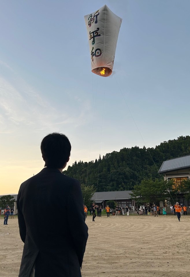 大淵献灯祭で大燈籠が上昇している様子