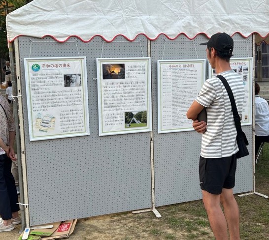 大淵献灯祭でパネルを読む人