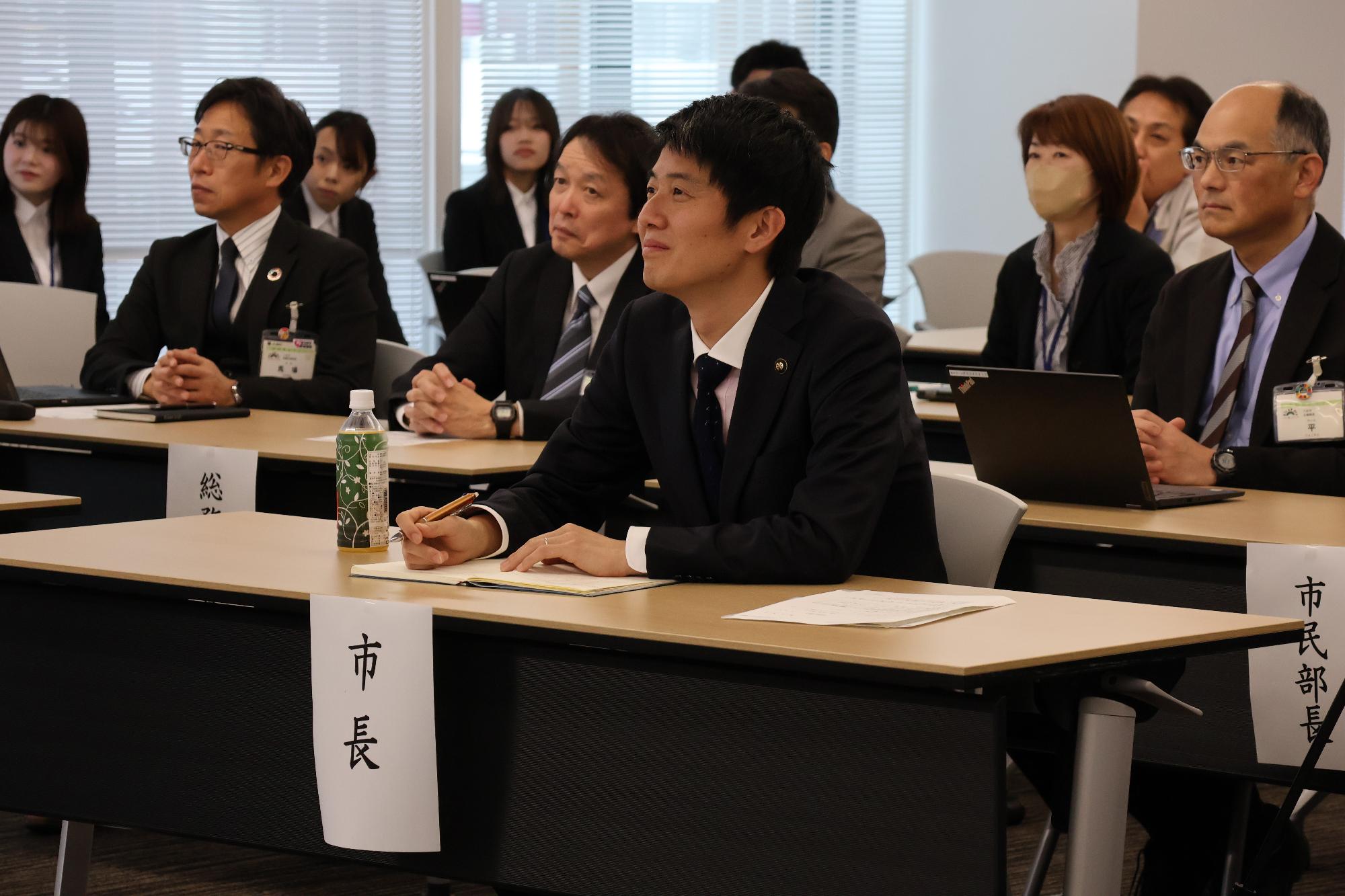 プレゼンテーションに聞き入る市長