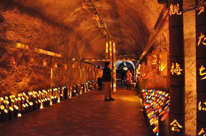 トンネル内の竹明かりの写真