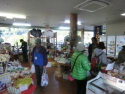 たくさんのお客さんが買い物をしているショップ茶彩館の店内の写真