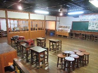 ふるさとわらべ館なつかしい教室の画像です