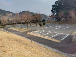 ふるさとわらべ館駐車場の画像です。