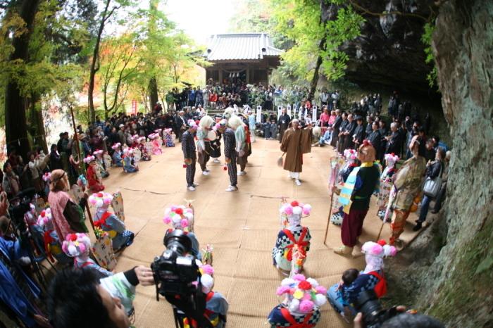 八女津媛神社の浮立の様子