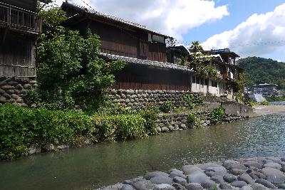 廻水路と玉石積みの風景
