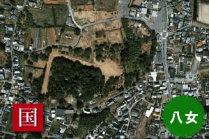 周辺を住宅で囲まれている岩戸山古墳を上空から撮影した写真
