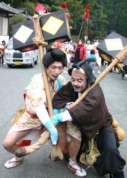 大名行列で江戸時代の町娘と商人の格好をした二人が犬を捕まえている写真