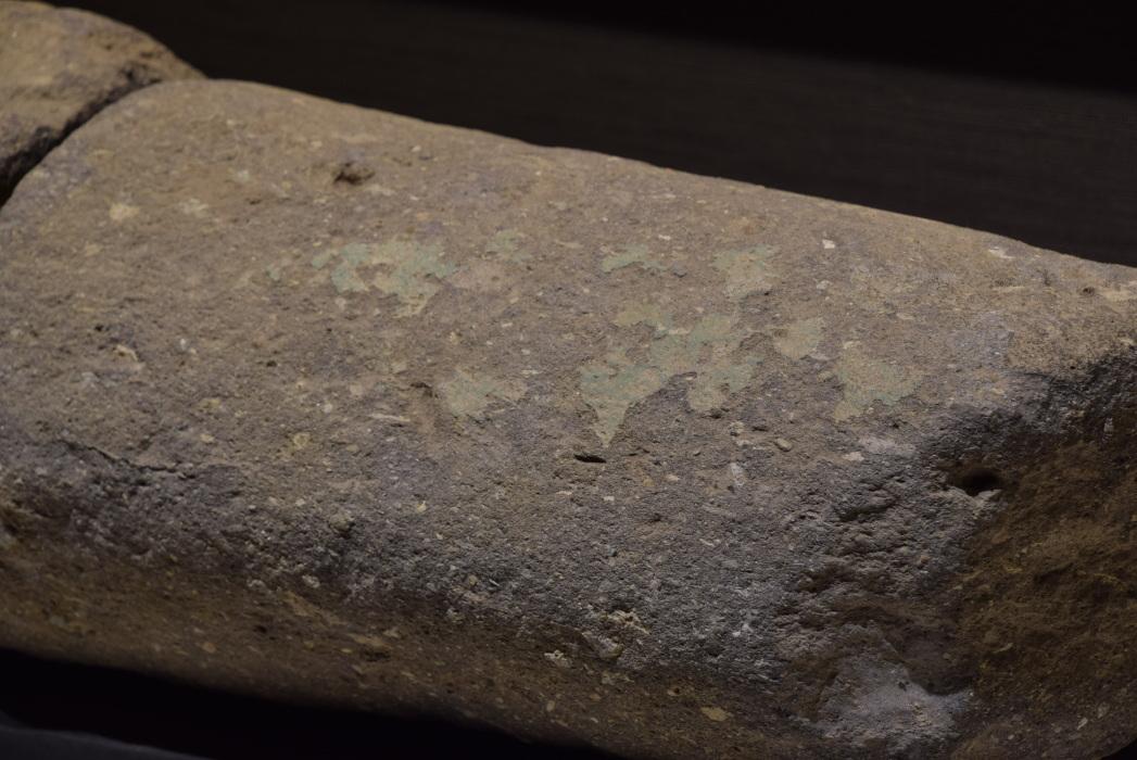 横にした石刀の中央に、文字が記載されていたような跡が残っている写真