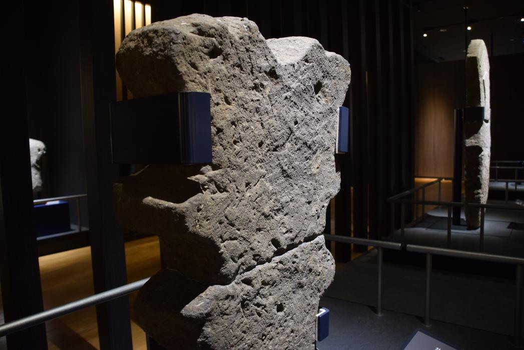 石の頂上がVの字に窪んでいる、1メートル近くある石盾を左側から上半分を撮影した写真