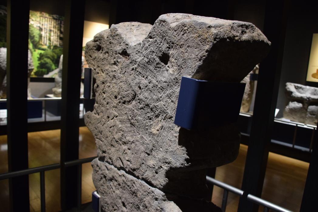 石の頂上がVの字に窪んでいる、1メートル近くある石盾を右側から上半分を撮影した写真