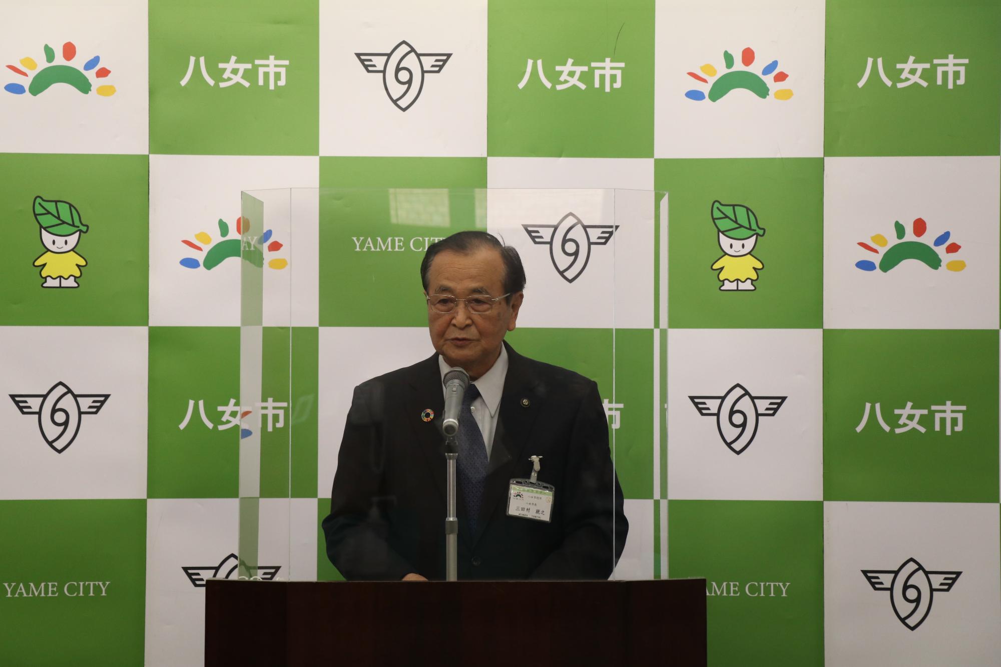 定例記者会見の様子
