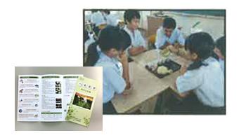 「八女茶学」冊子の表紙と開いた状態の写真と生徒がグループごとに集まって話し合っている写真