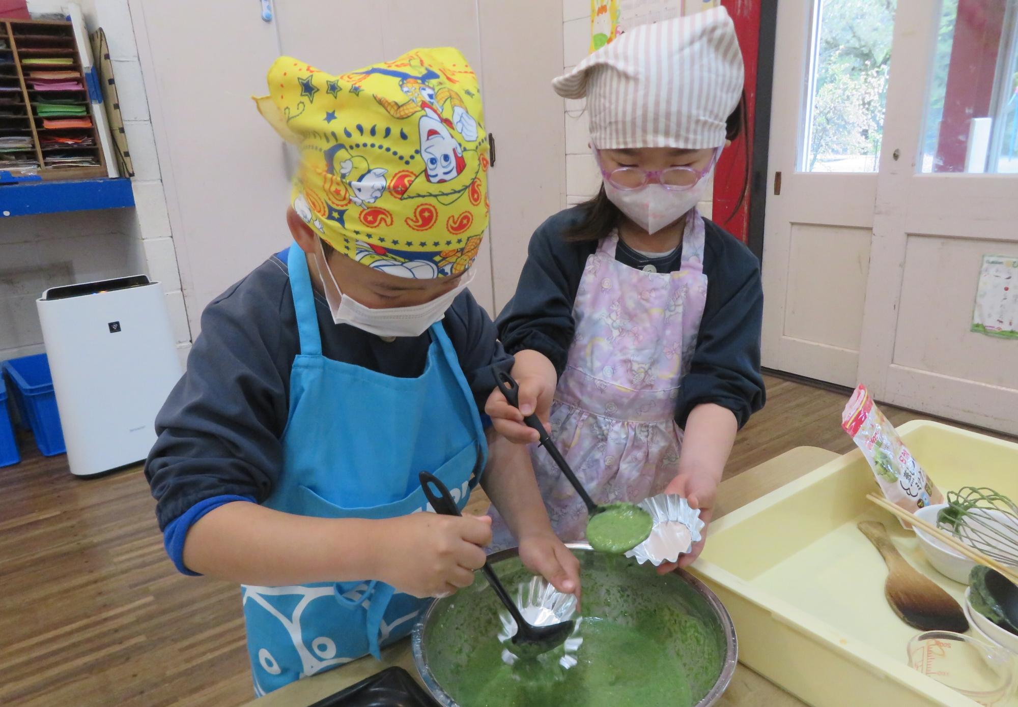 摘んだヨモギで蒸しパンつくり