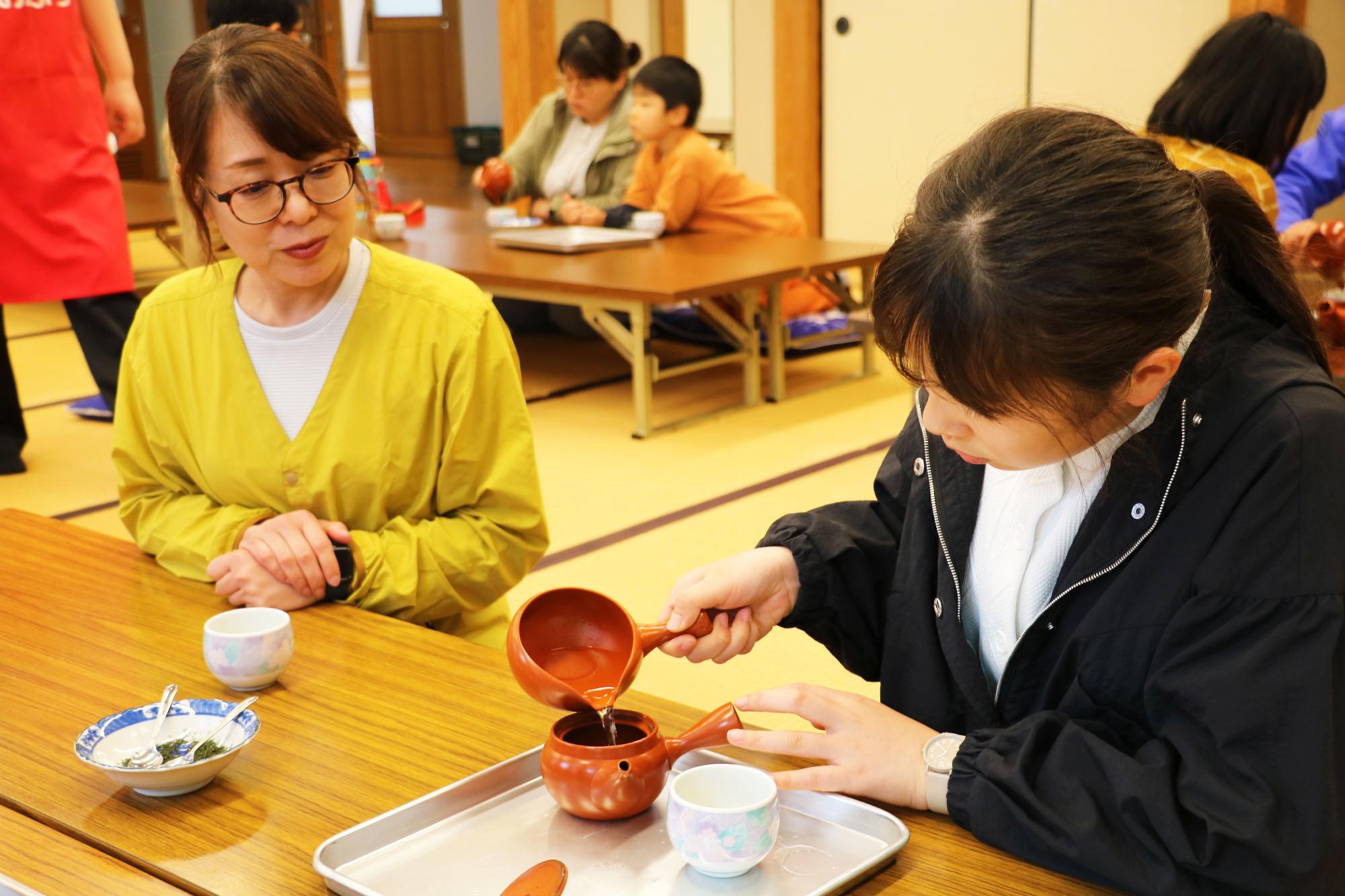 お茶摘み体験イベント
