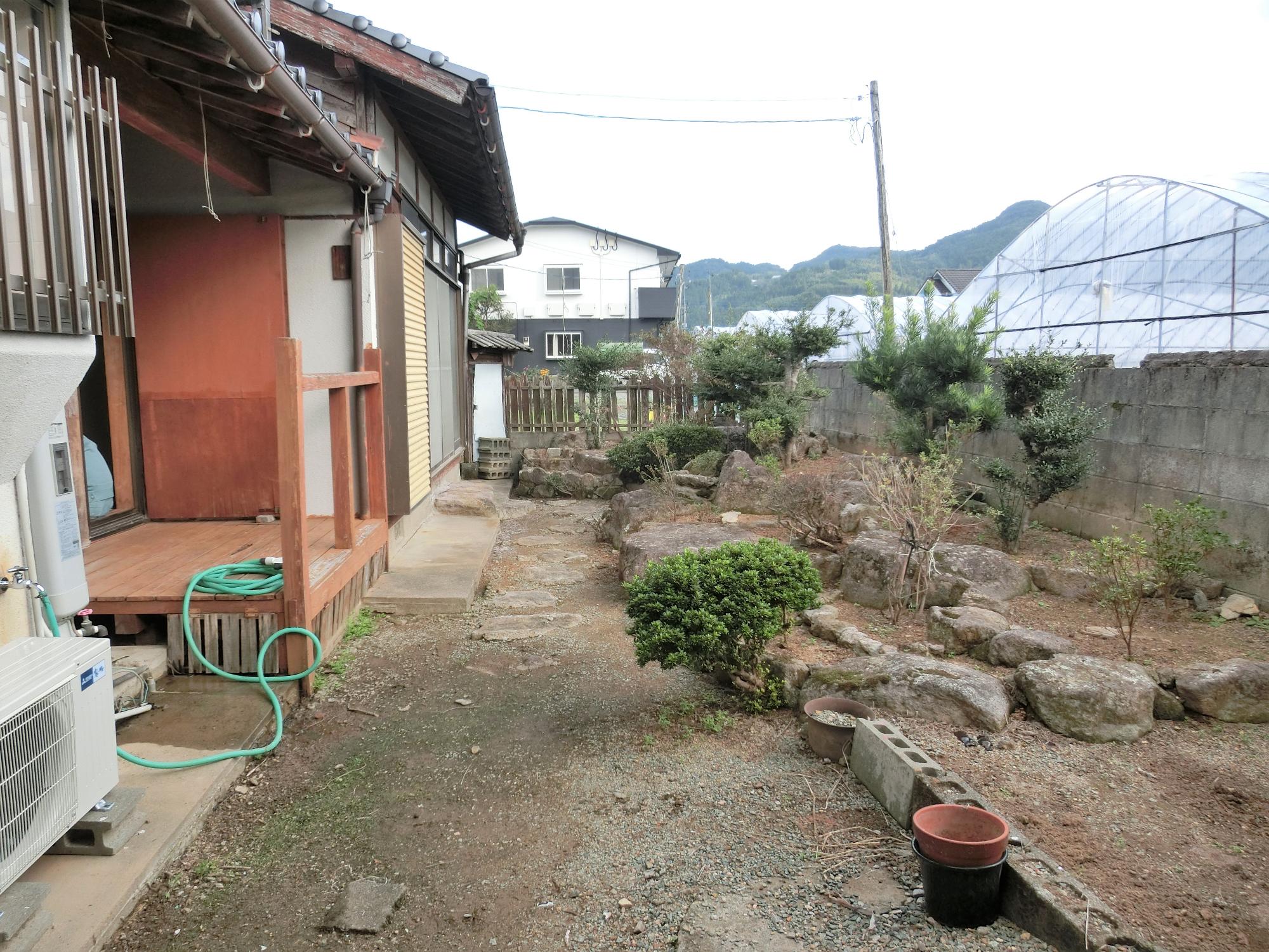 敷地内