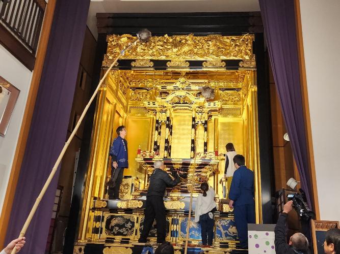 日本一の大型仏壇のすす払いをする人たち