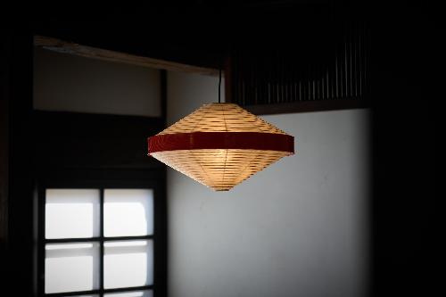 展示されたひし形の提灯