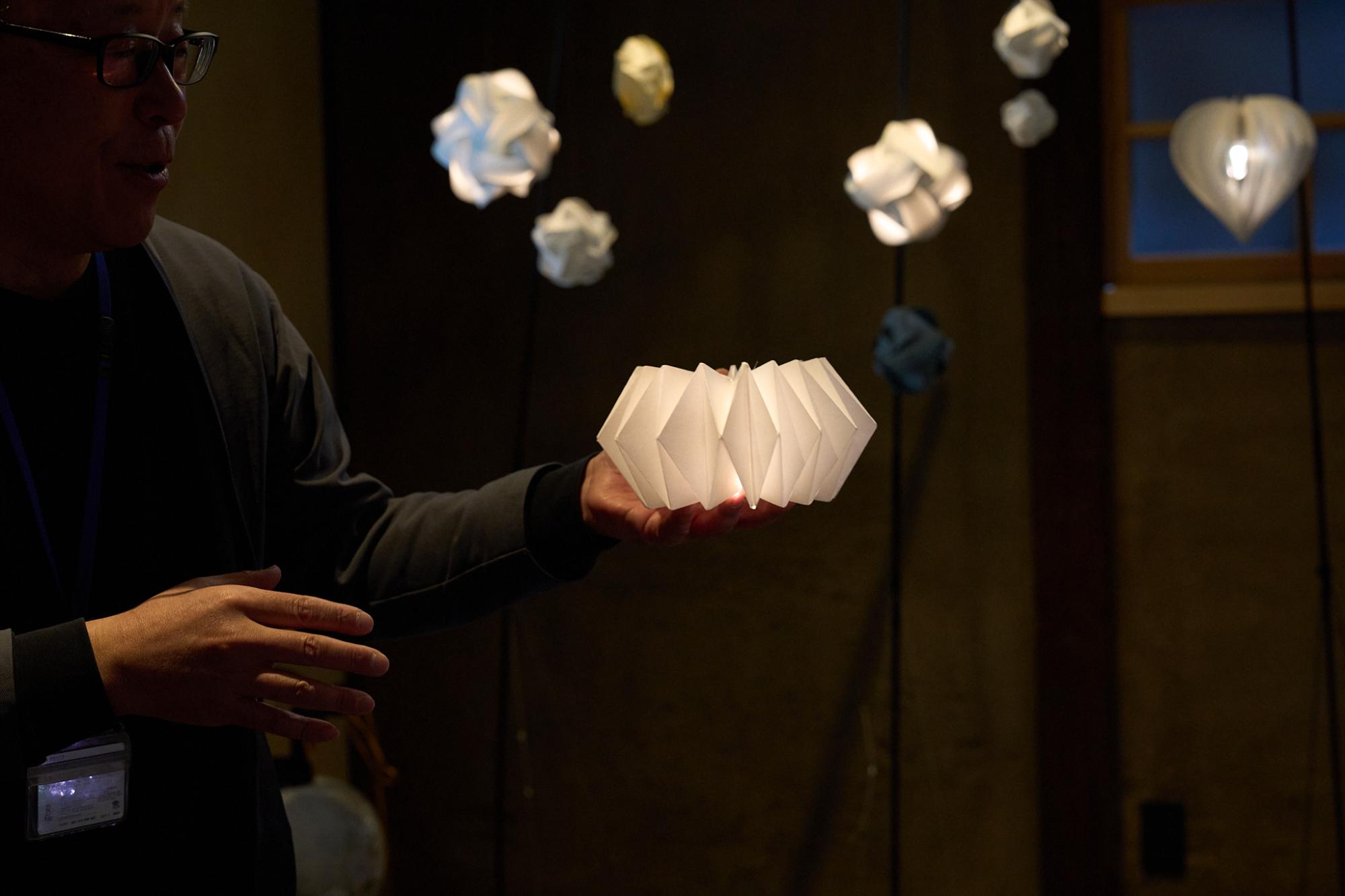 提灯を手に説明する人