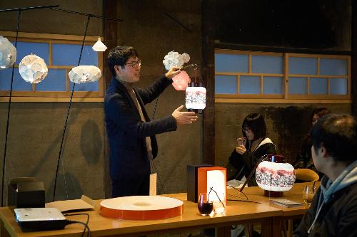 提灯を手に説明をしている様子