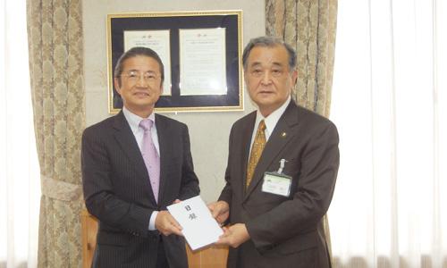 （写真）福岡県産業廃棄物協会から義援金をいただきました。