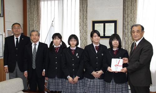 （写真）福岡大学付属若葉高等学校生徒会様から義援金をいただきました