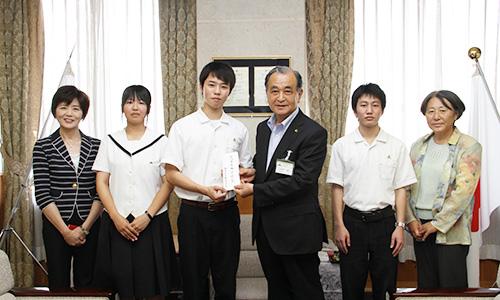 （写真）福岡県立福島高等学校さまから災害寄附金をいただきました